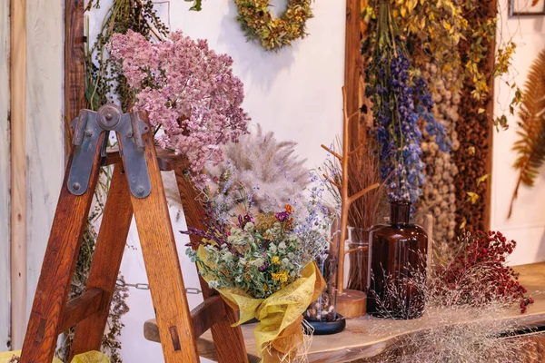 Güzel ve kuru çiçek süslemeleri..