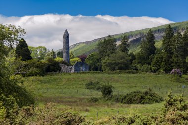 Yuvarlak kulenin ve harabe Kilisesi Glendalough, İrlanda
