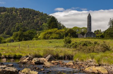 Yuvarlak kulenin ve harabe Kilisesi Glendalough, İrlanda