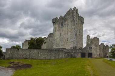 Poulnabrone dolmen Burren içinde. İrlanda