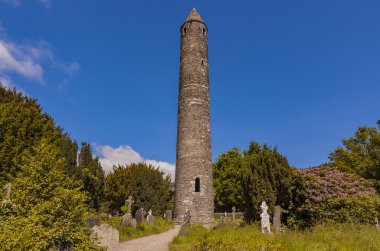 Glendalough, İrlanda 'daki Yuvarlak Kule ve mezarlık