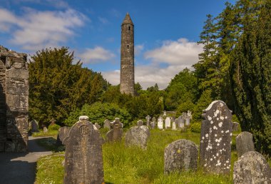 Yuvarlak kulenin ve semetery Glendalough, İrlanda