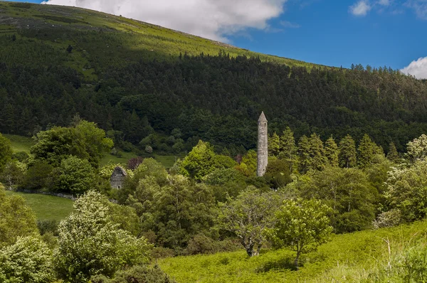 Round tower and church in Glendalough, Ireland — Stock Photo, Image