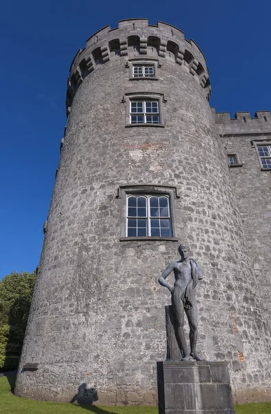 Torre izquierda del Castillo de Kilkenny, Irlanda — Foto de Stock