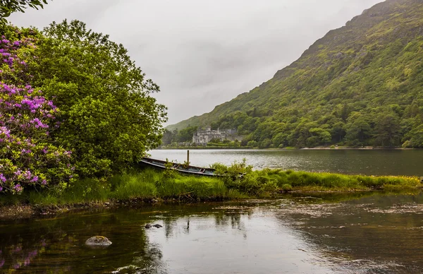 Kylemore Abbey Gölü Pollacapall Lough, İrlanda üzerinde