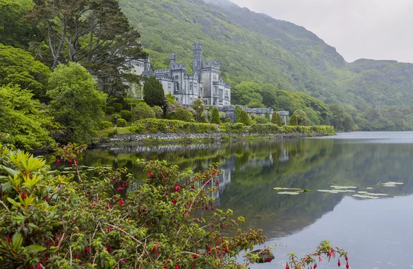 Kylemore Abbey üzerinde göl Pollacapall, İrlanda