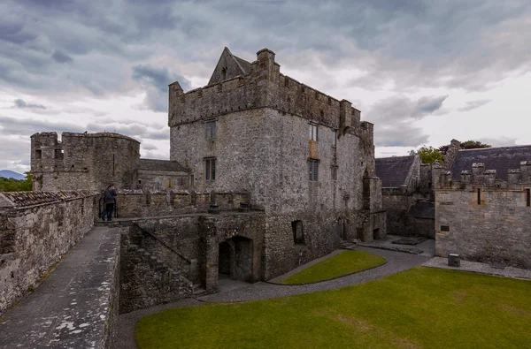 Inner yard of Cahir Castle — Stock Photo, Image