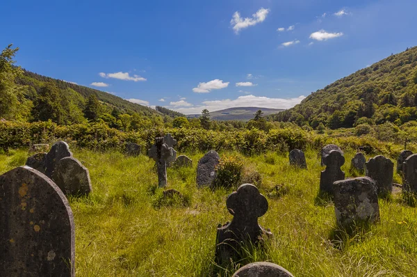 Kyrkogården nära gamla kyrkan i Glendalough, Irland — Stockfoto
