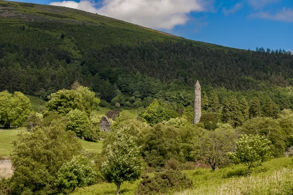 Torre redonda y ruinas de la iglesia en Glendalough, Irlanda —  Fotos de Stock