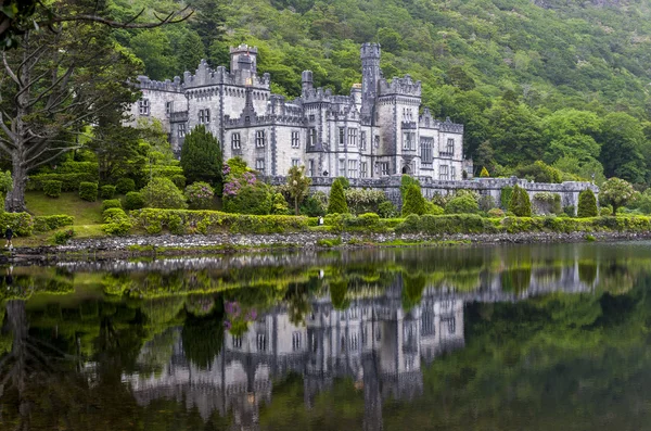 Kylemore Abbey üzerinde göl Pollacapall, İrlanda