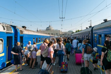 Odesa, Ukrayna - 8 Temmuz 2025: Ukrayna Demiryolları ağının bir parçası olan Odesa-Holovna istasyonunda bavullar ve bavullarla gelen yolcular beklemektedir