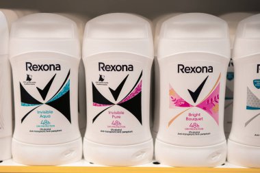 Zaporizhzhia, Ukrayna - 22 Haziran 2025: Rexona anti-transpirant ve terleme önleyici 48 saatlik kuru koruma şişeleri bir süpermarket rafında düzgünce düzenlendi