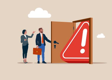 İş adamı ünlem işareti görmek için bir kapı açıyor. Yeni sorun, kriz. Vektör düz resimleme