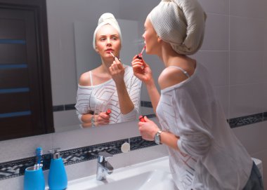 Güzellik rutin, kadın aynanın önünde.