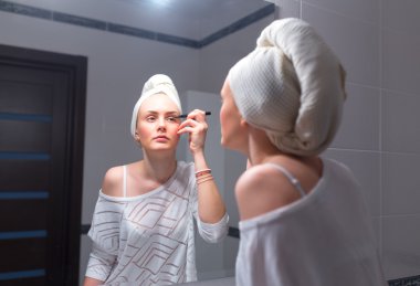 Güzellik rutin, kadın aynanın önünde.