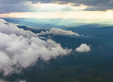Canlı yatay manzara, sisli dağlar.
