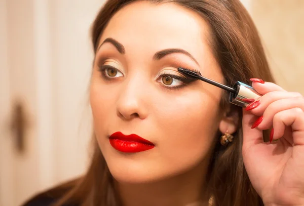 Make-up routine van mooie jonge vrouw. — Stockfoto