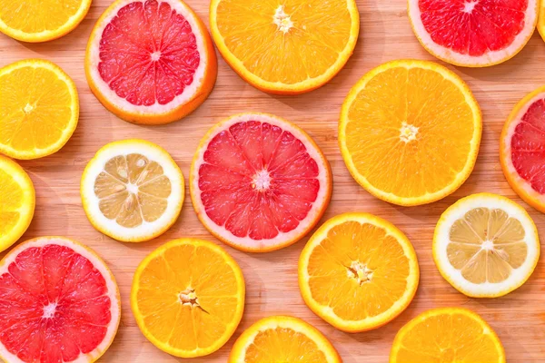 Ahşap tahta üzerinde yakın narenciye kadar dilimlenmiş.