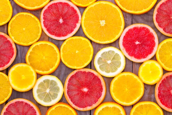 Ahşap tahta üzerinde yakın narenciye kadar dilimlenmiş.