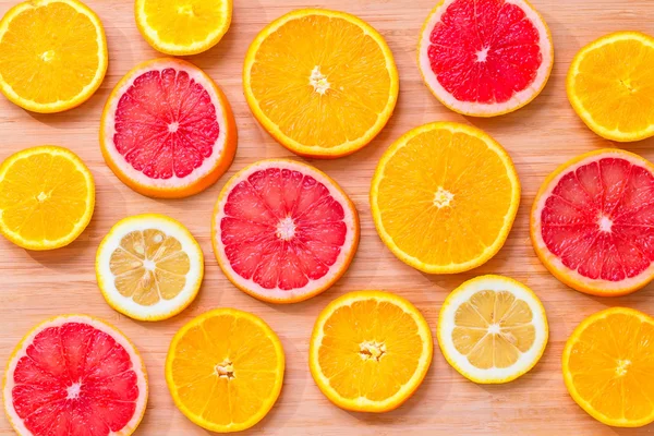 Ahşap tahta üzerinde yakın narenciye kadar dilimlenmiş.