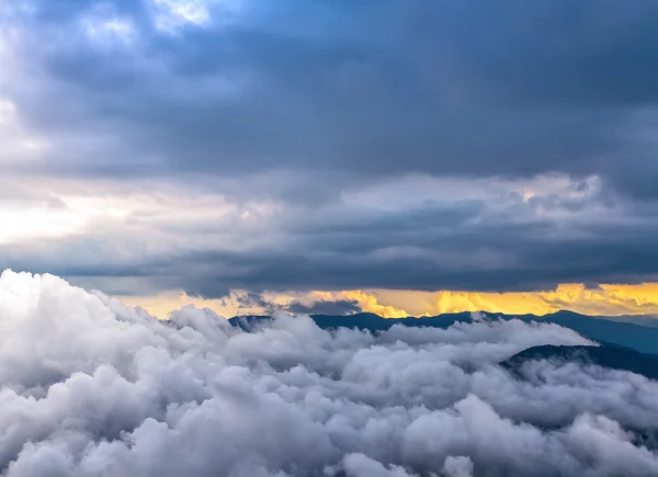 Canlı yatay manzara, sisli dağlar.