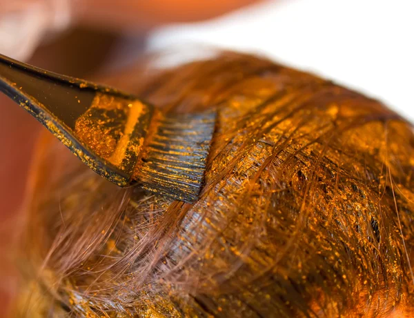 Rotina de beleza de coloração de cabelo com henna natural . — Fotografia de Stock