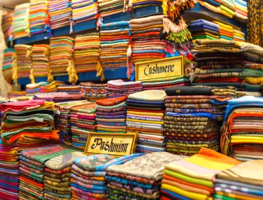 Canlı yığınlar ve Türk kumaş rulo.