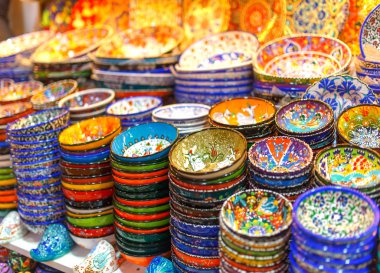 Renkli Türk ın Bazaarı üzerinde çeşitli seramik.