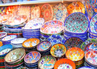 Renkli Türk ın Bazaarı üzerinde çeşitli seramik.