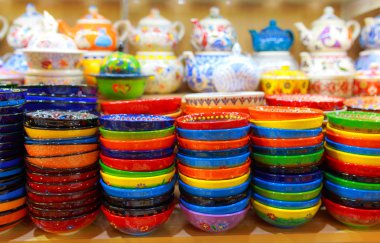 Renkli Türk ın Bazaarı üzerinde çeşitli seramik.