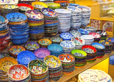 Renkli Türk ın Bazaarı üzerinde çeşitli seramik.