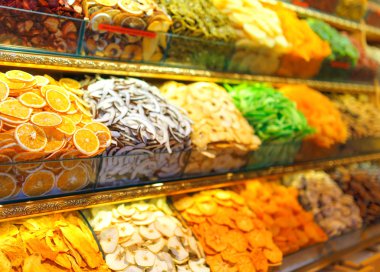Canlı renkli Türk ın Bazaarı üzerinde çeşitli Kuruyemiş.