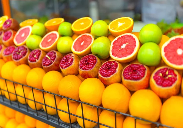 Manzanas, naranjas, pomelos y granadas en la tienda de la calle —  Fotos de Stock