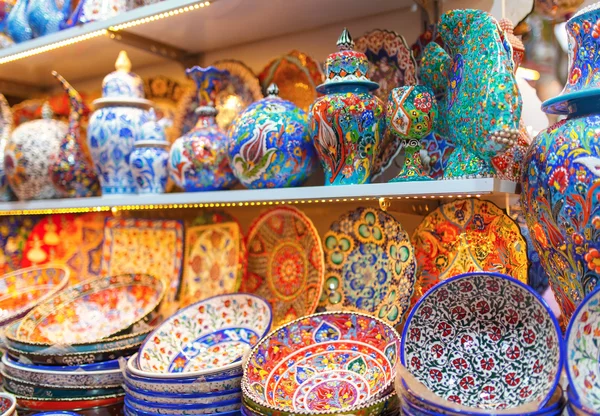 Renkli Türk ın Bazaarı üzerinde çeşitli seramik.