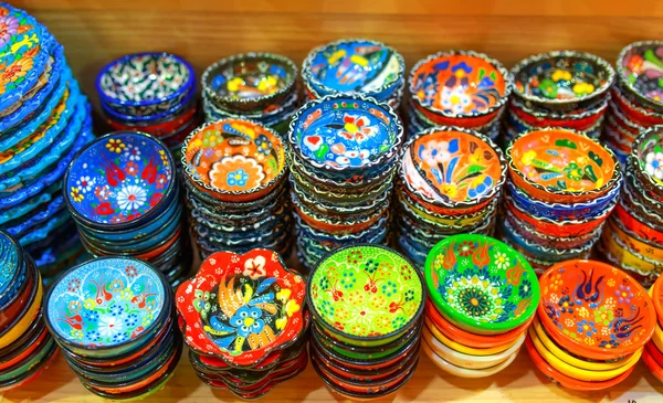 Varias cerámicas coloridas en bazar turco . —  Fotos de Stock
