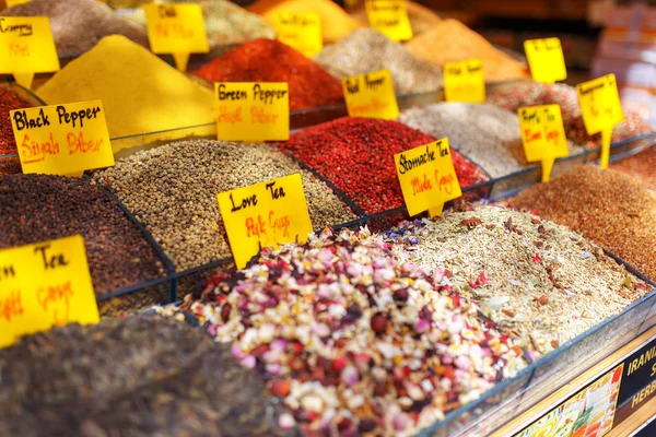 Mostra de mercado de rua na Turquia com especiarias — Fotografia de Stock