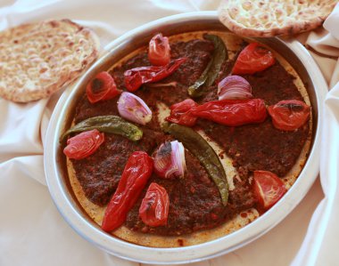 Tepsi kebabı Antakya stili