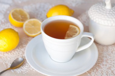 Beyaz bir bardak limonlu çay