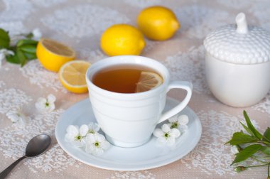 Beyaz bir bardak limonlu çay