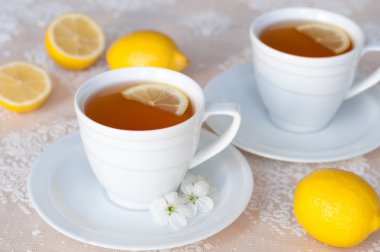 Beyaz bir bardak limonlu çay