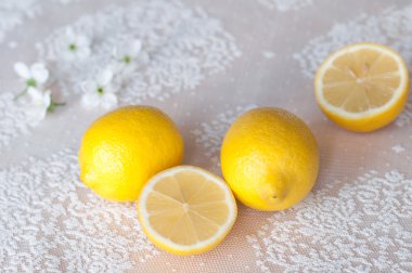 Beyaz bir bardak limonlu çay