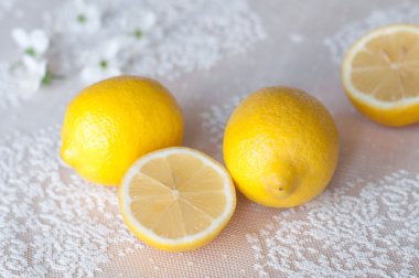 Beyaz bir bardak limonlu çay