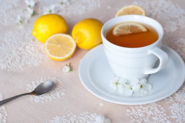 Beyaz bir bardak limonlu çay