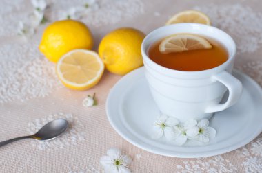 Beyaz bir bardak limonlu çay