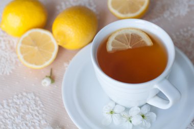 Beyaz bir bardak limonlu çay