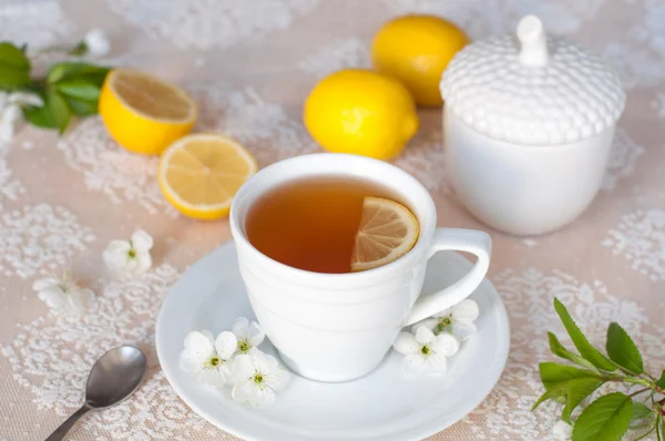 Beyaz bir bardak limonlu çay