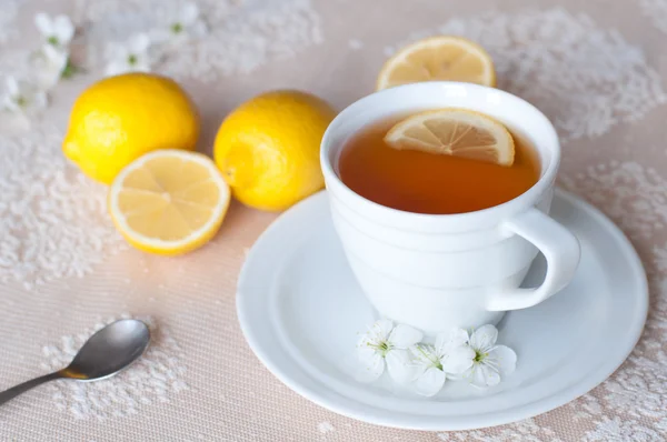 Te med citron i en vit kopp — Stockfoto