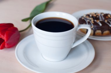 Beyaz bardakta kahve.