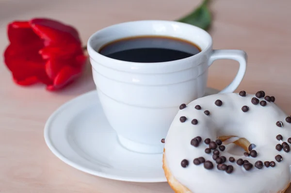 Beyaz bardakta kahve.