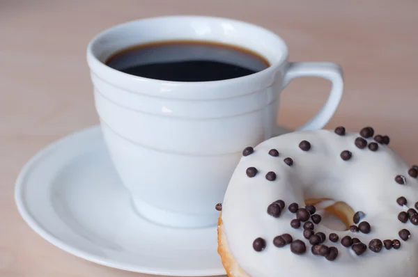 Beyaz bardakta kahve.